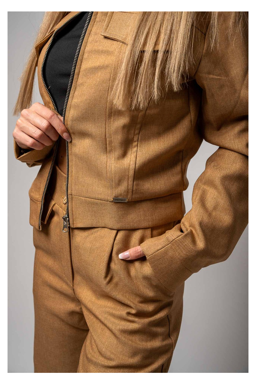 Спортно елегантен дамски костюм с яке