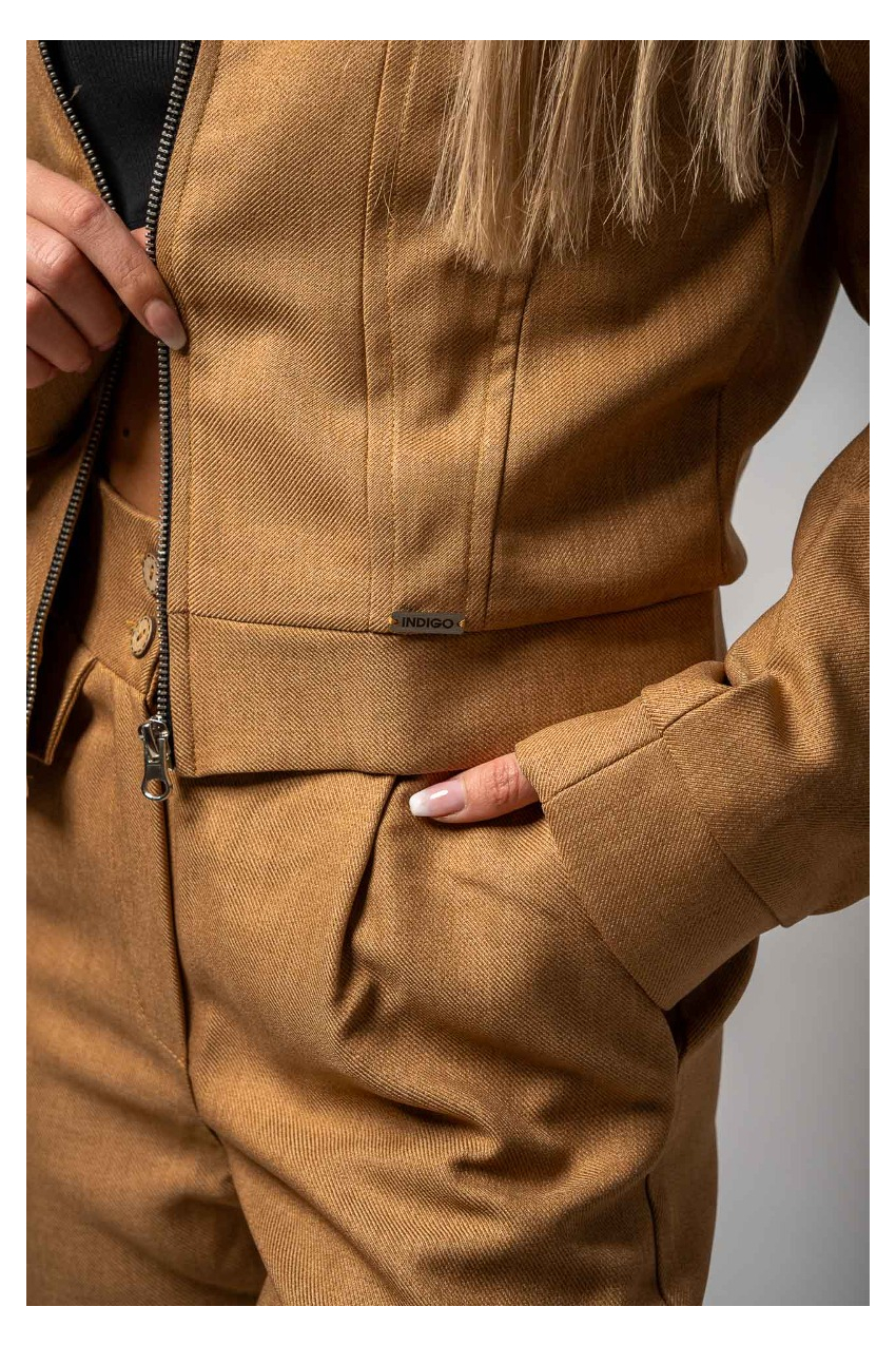 Спортно елегантен дамски костюм с яке