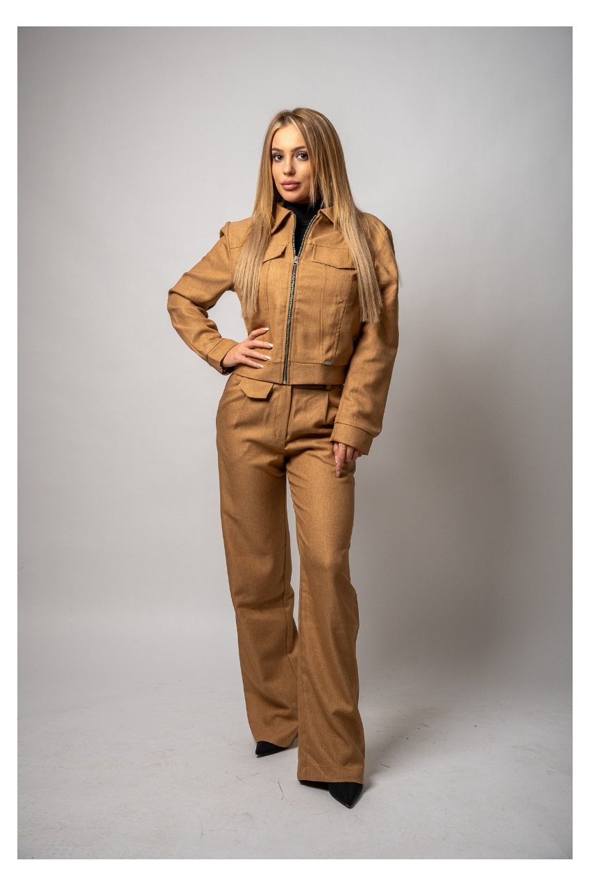 Спортно елегантен дамски костюм с яке