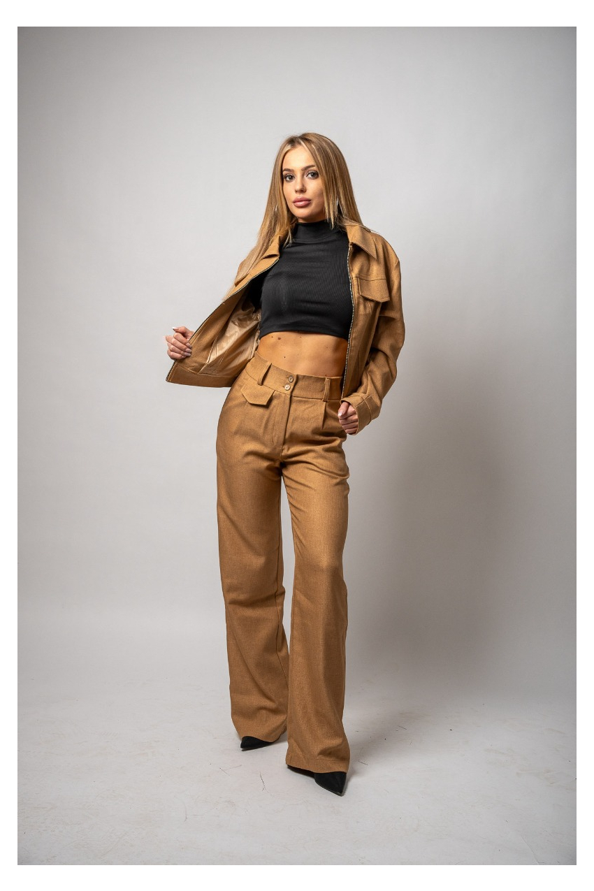 Спортно елегантен дамски костюм с яке