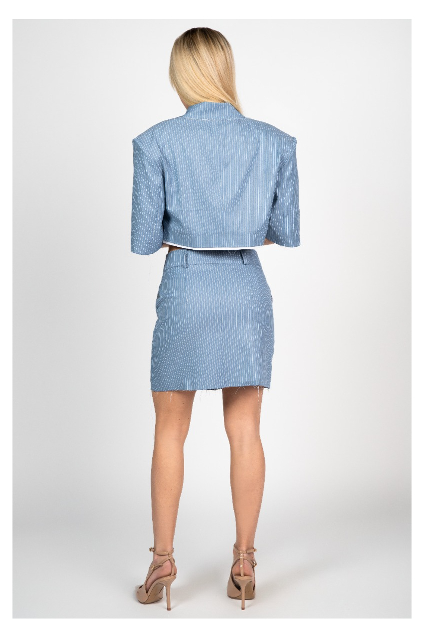 Костюм с късо сако